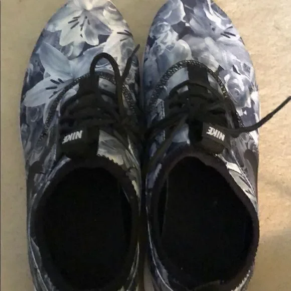 Nike Women’s Black/Grey Flowers Sneaker 8M - Picture 7 of 8